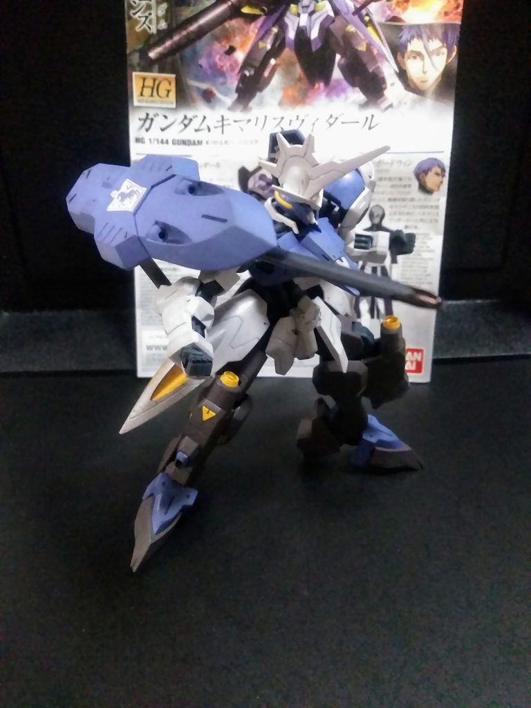 ダークヒーローのスタイルに装甲を足したような様相『ポッチャリ系信者』の自分は小躍りをするのでした🤩シールドから飛びだしているのは『ダインスレイヴ』です🧐