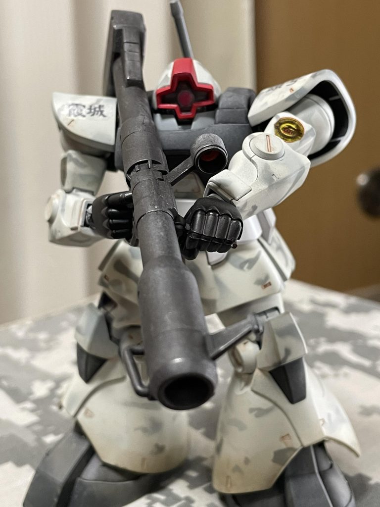 いつも通りに霞城の文字と、最上地方担当の中隊仕様なので、頭号の２文字を入れ第２０普通科連隊のシンボルマークも左腕に配しました。ただドムには首がないので、モノアイ周りの赤🟥はそのままにして普通科仕様です。