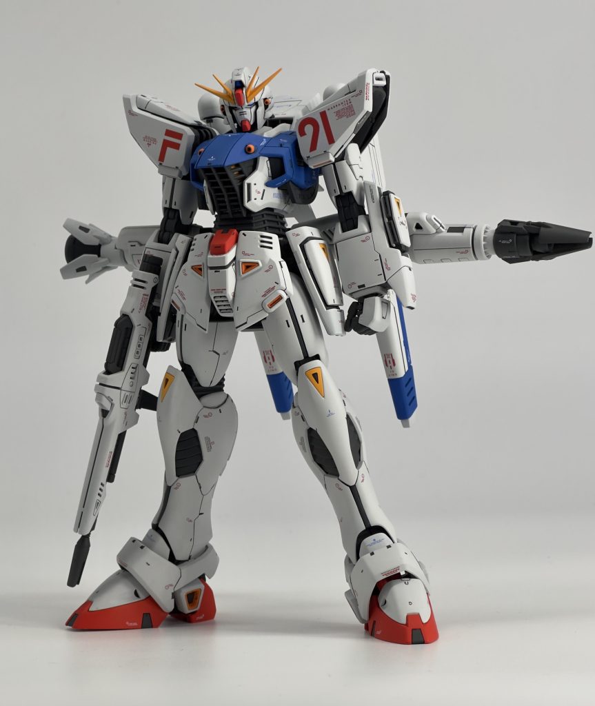 馬面気味のフェイス部を削り込み小顔に。肩部を小型化。脚部を延長。パネルライン追加。 