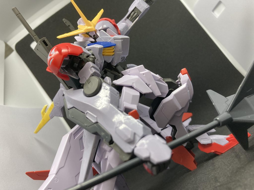 ルプスレクスの胴体と腕にマルコシアスやルプス、端白星のパーツを組み合わせてみましたカラーリングはマルコシアスを基本に少し濃いめにツートンにあのグレーピンクを塗装、RGウイングゼロなどの白とグレーのツートンボディが好きです( ´ ▽ ` )