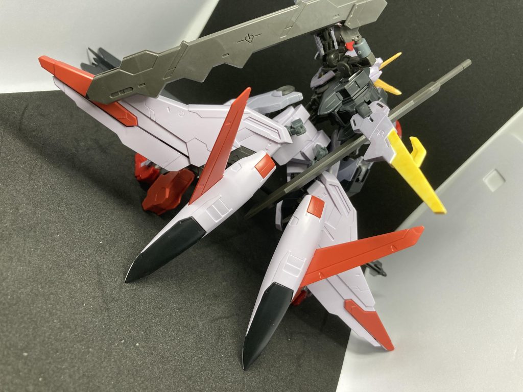 背面はレクスのテイルユニットにマルコシアスの羽と端白星のブースターを合体させたブースター、アームユニットで接続してるので上下左右に好きに動かせます