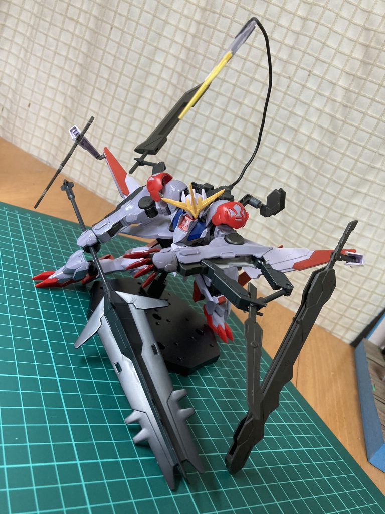 複腕と武装全開放(*´꒳`*)レクスネイルは赤塗装で足に合わせてみました、血濡れた爪感は少し中二的？(´⊙ω⊙`)サイズデカ過ぎていつもの撮影ブースが使えなかったので机の上で:;(∩º﹏º∩);:バスターソード達が迫力あります( ´ ▽ ` ) 