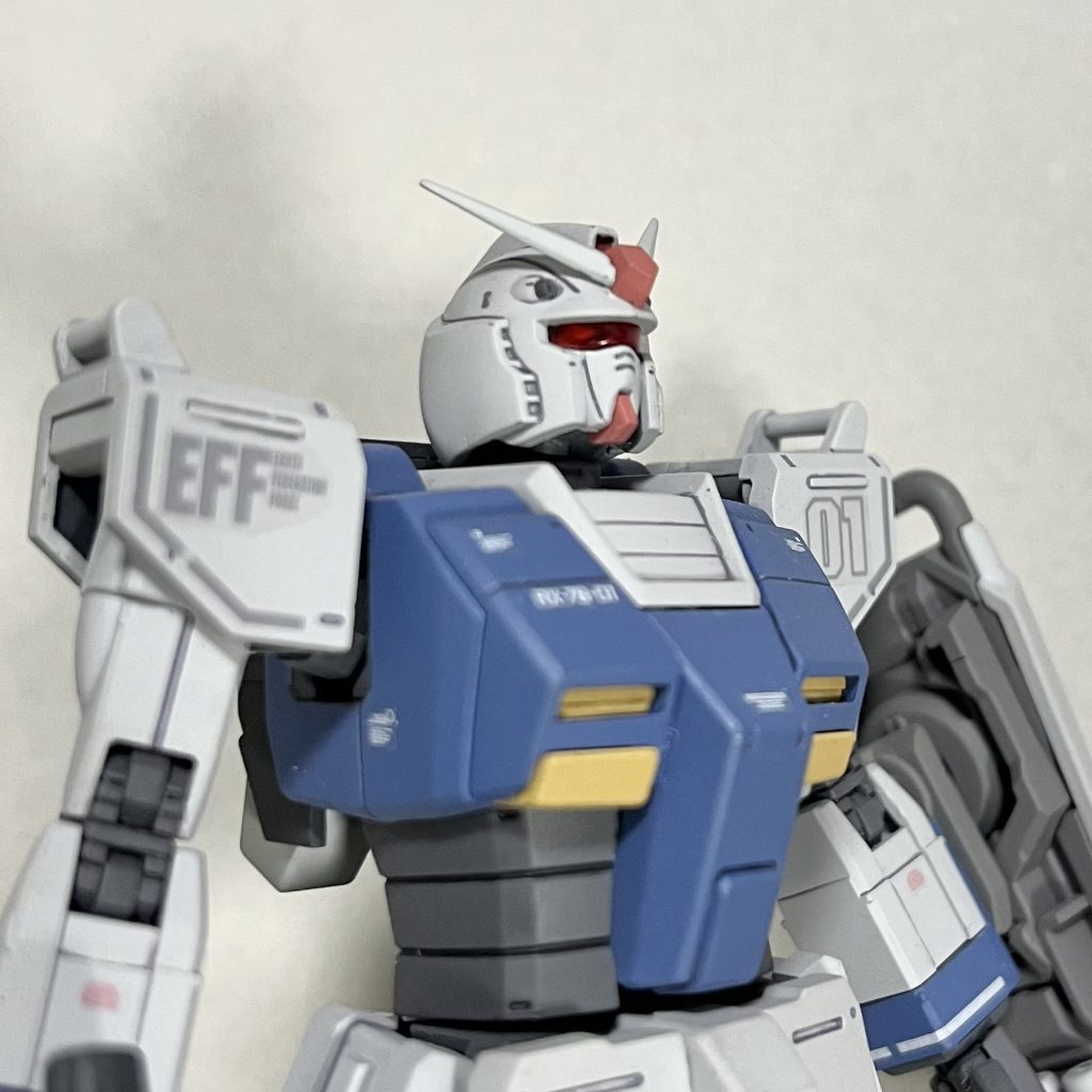 ヘビーガンダムに通じるサングラス付き 