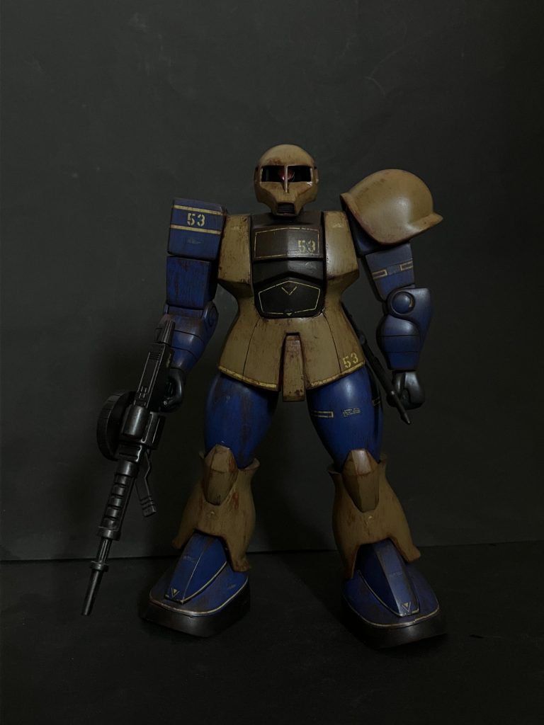 背景を暗くしたらスリムな見た目になった気がしますデカールは肩のデカールが形状変えたから使えなかったですが、そこ以外は全て使用しました♪今回はウェザリングはウォッシングとサビ2色で仕上げています