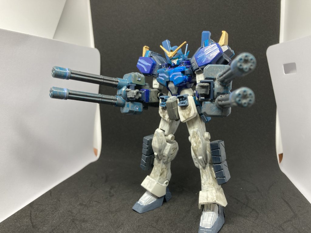 まず正面、やはりヘビーアームズといえばこのポーズ、トロワの躊躇ない弾丸の雨は男子の好きなやつを体現していると思います(*´꒳`*)胸の扉を当時改修したため色が違う的なイメージで2色にした覚えがあります。08小隊に当時ハマっていてEz-8みたいな補修機体にしたかったのを覚えていますね╰(*´︶`*)╯♡個人的にはTVシリーズも良いのですが、EWのこのダブルダブルガトリングという、これでもか!とてんこ盛りなガトリング兵装が大好きです(*゚▽゚*)