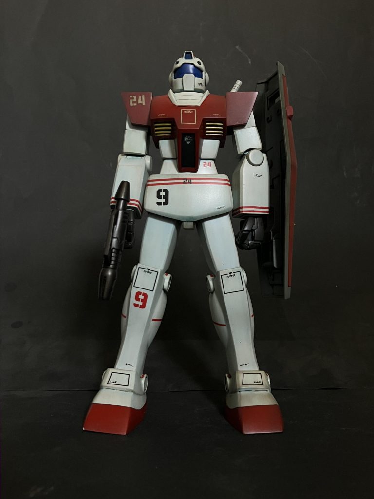 付属デカールはすべて使用しましたジムは旧ザクよりも貼る箇所は少なかったと思いますとくにラインデカールの数、あれの数でかなり時間が変わって来ますねウェザリング ウォッシングしてウェザリングマスターでスス、サビ2色、シルバーのあとにフィルタリングの青で箱絵の青を表現しました♪