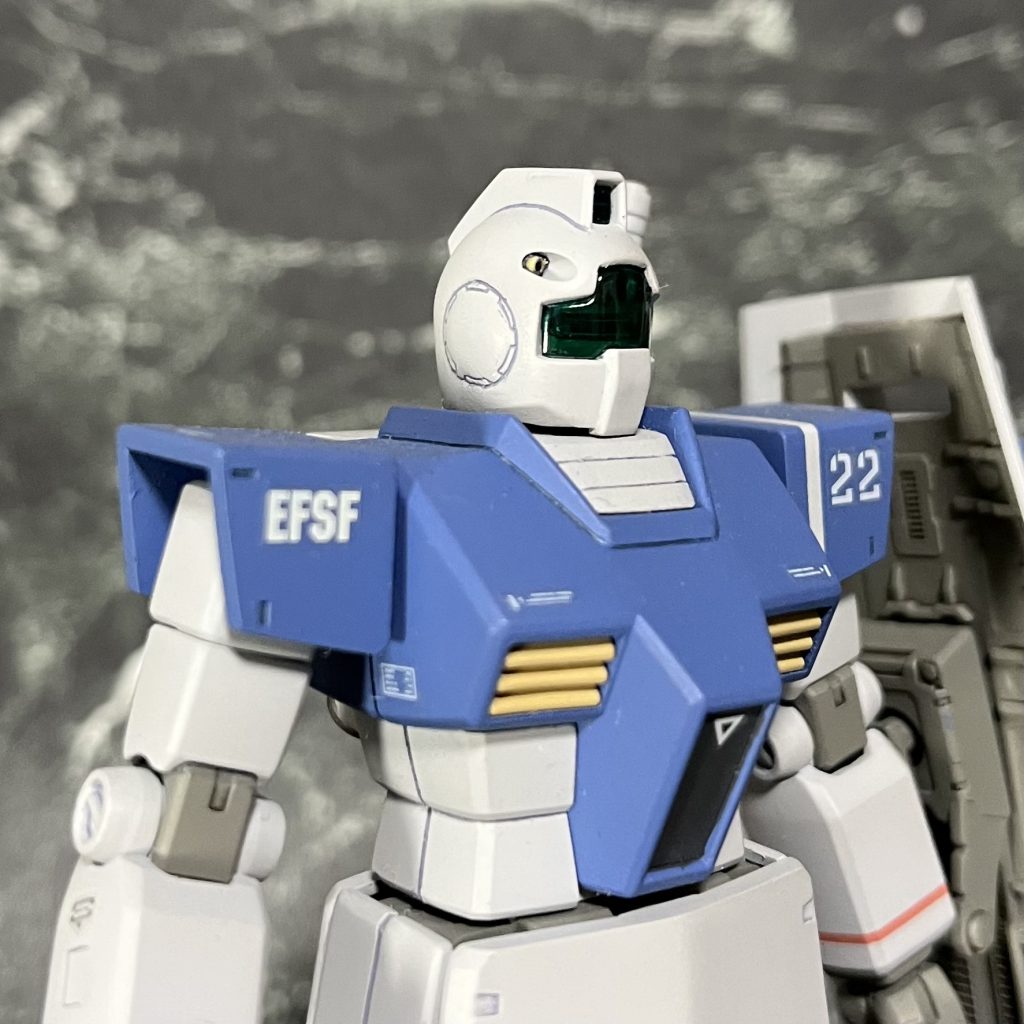 首元の白い部分はバンダイエッジを処理し 周囲との一体感を高めたバイザーも暗い感じにする