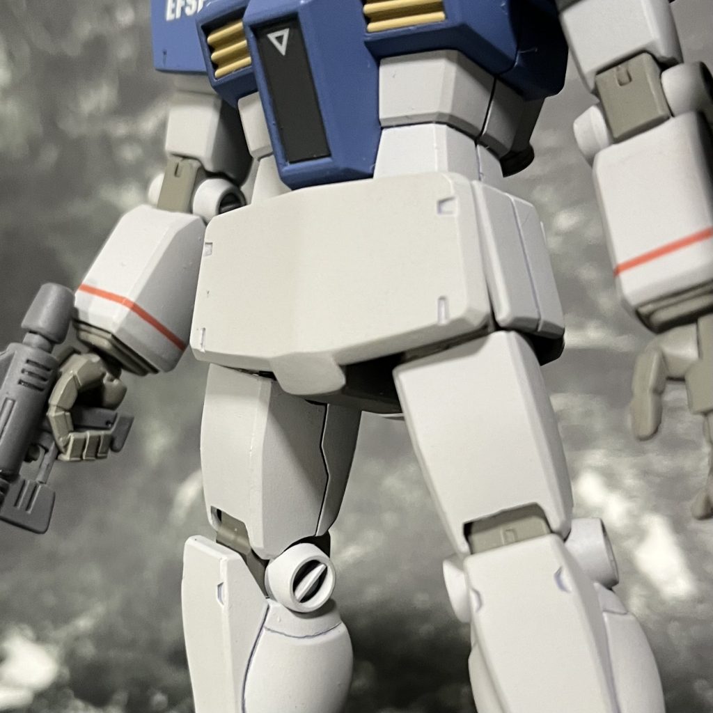 股間の出っ張りを削って面を倒す旧キットやアニメ設定ではこのようになっている