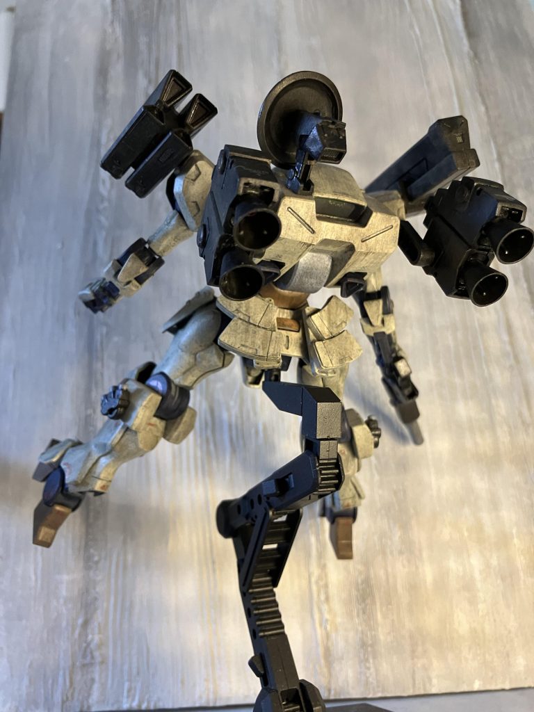 パイロット、シン・ウィンドーは単機で出撃するのを好む…それは、この地獄から抜け出したいから自分のもっている機体の性能と作戦内容をよく照合して、ごっそりかせげて生きてかえれる方法をとる……あとはカケだ……