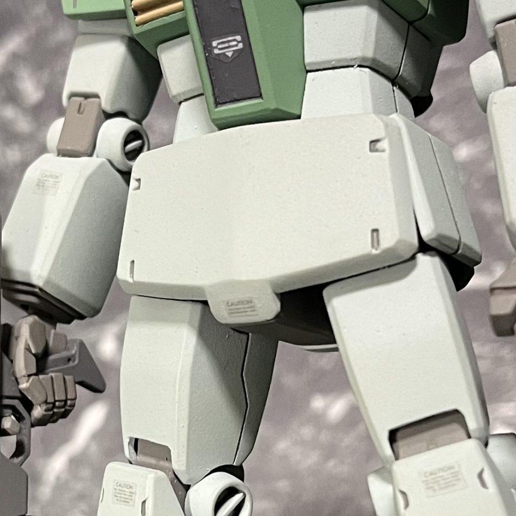 青いジム同様 股間の出っ張りは削る