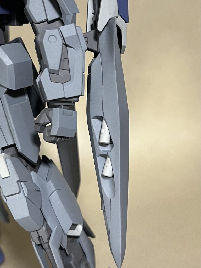 シールドはバンダイエッジが派手だったので プラ材を貼ってからの削りでシャープ化