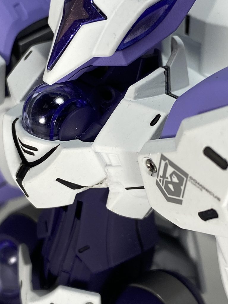 両肩には、小型スラスターを追加しています。