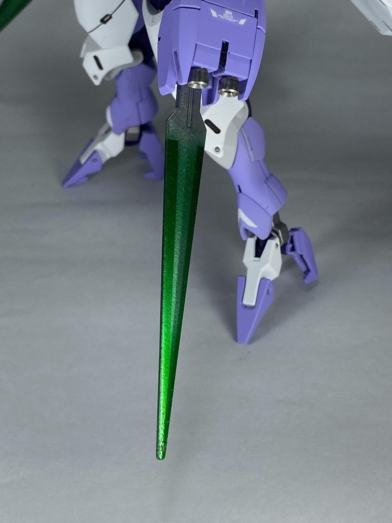 実体剣は、ヒートサーベルをイメージして、グラデーション塗装しています。