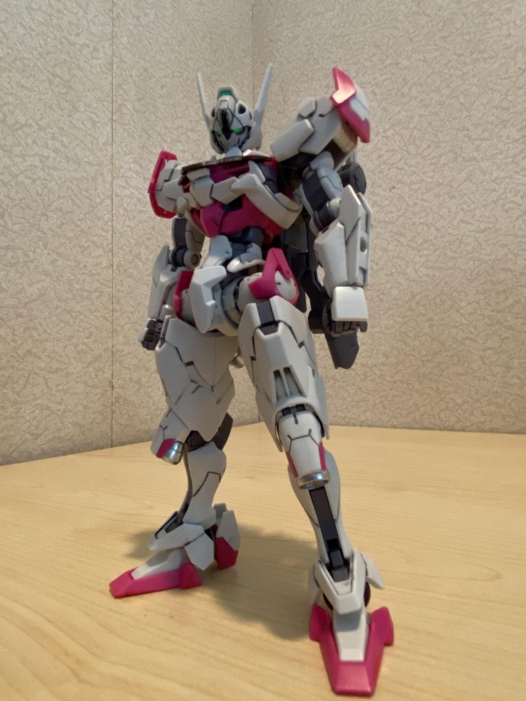 組み立て途中の、バックパックなしの立ちポーズを撮りました。素晴らしいプロポーションだと思います。