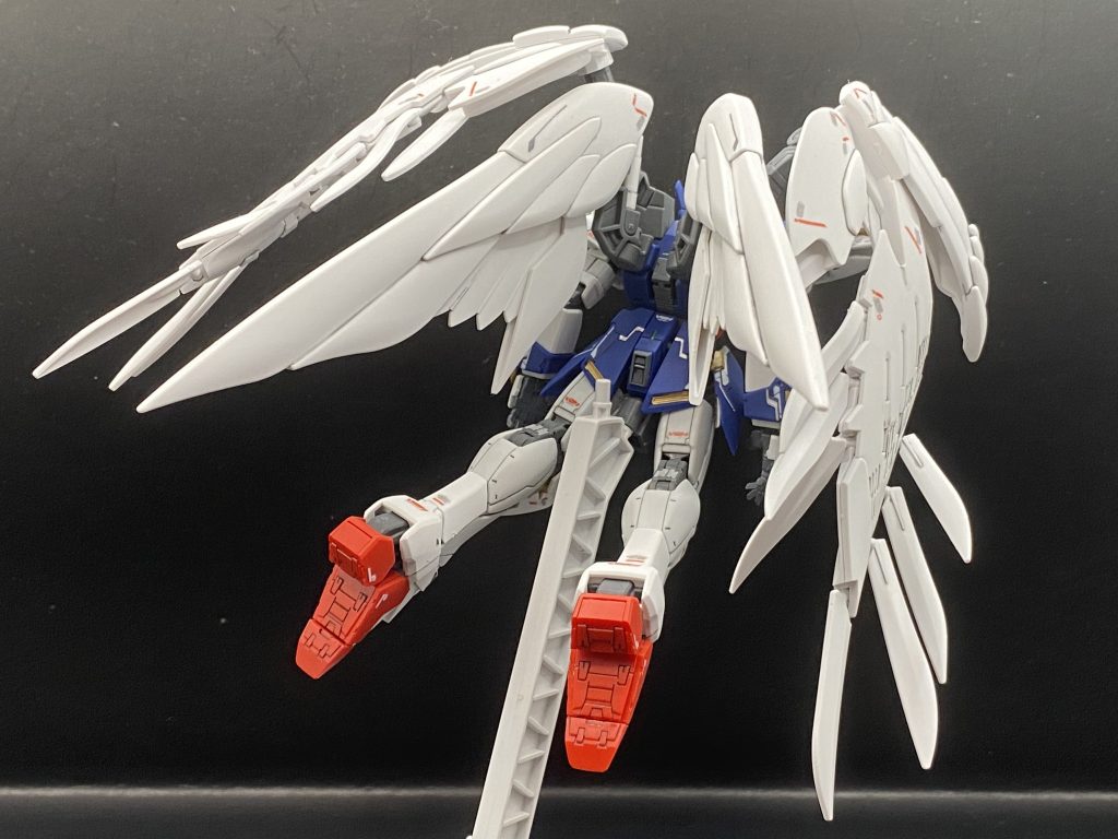 全身を前後から背中の羽は可動もかなりよく自在に動かせるのでプレイバリューの高い良キットです