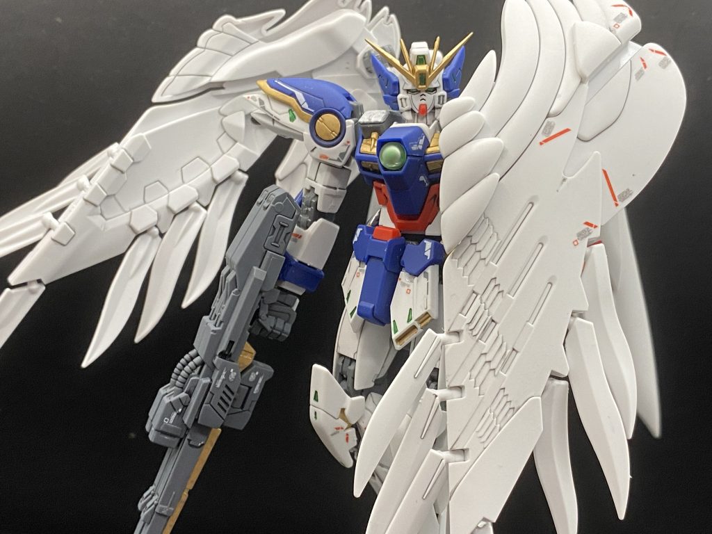 半身を翼で隠すEW版のおなじみのポーズこうしているだけでもきまってるのがすごいところです