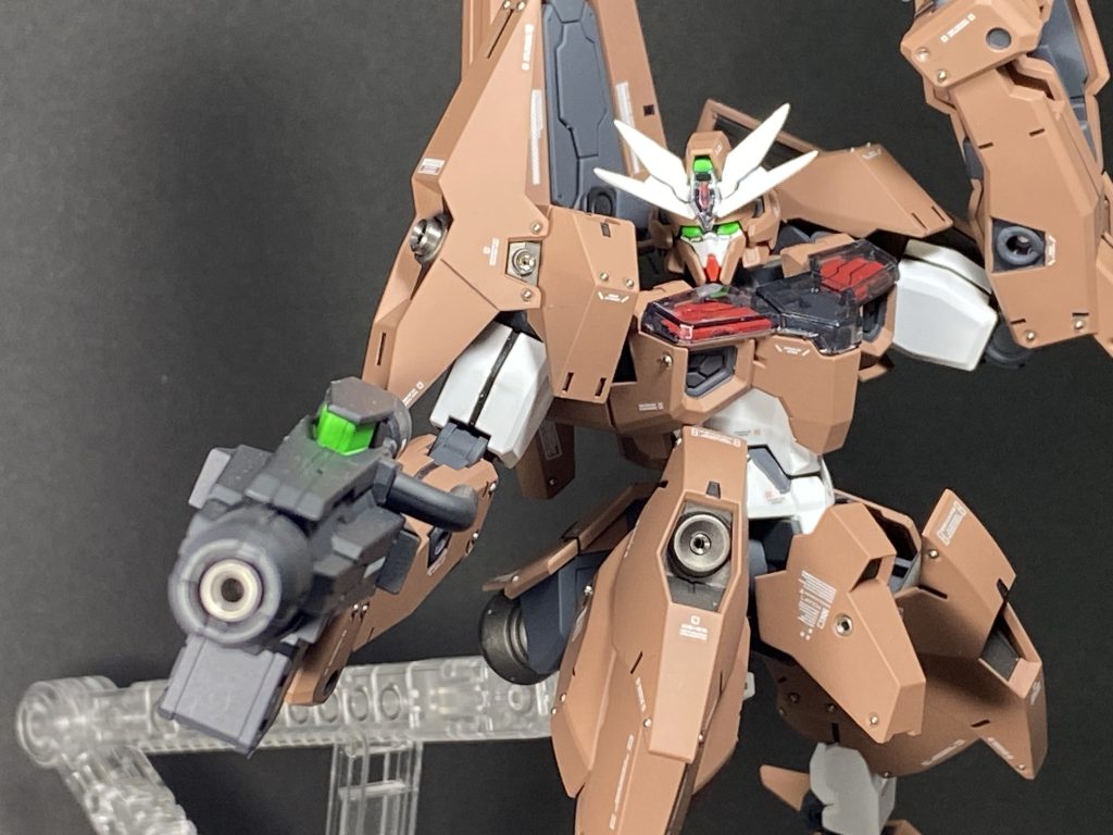 脚部のスラスターもメタルパーツ化！ビームライフルのマズルもメタルパーツを埋め込んでます！