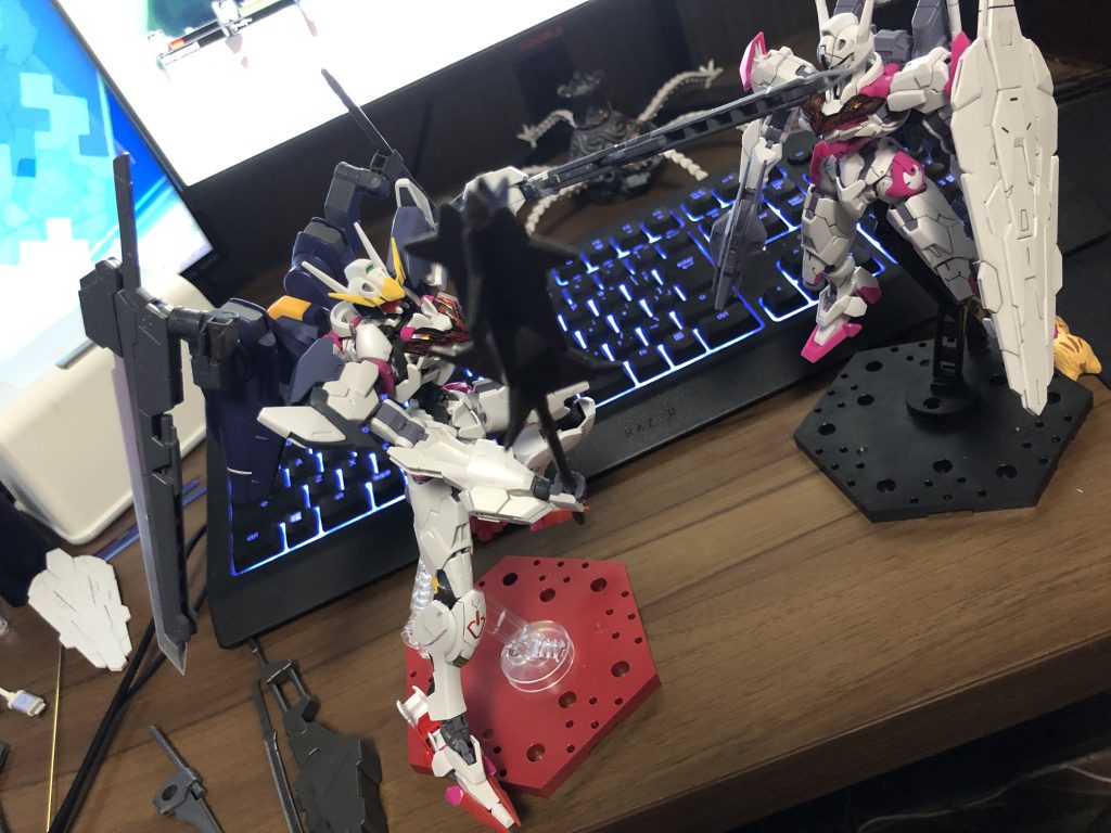 ポージングでかい剣も片手でバッチリ保持できます。見ずらいですが左手に持ってます。