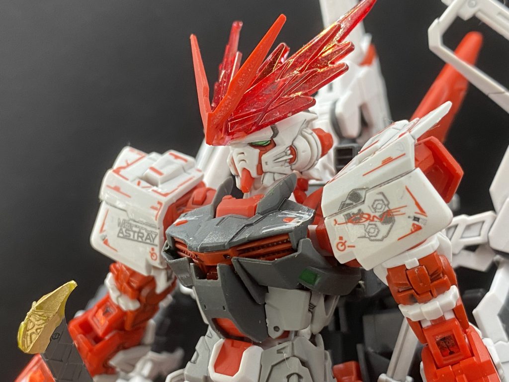 工作としてはRGのレッドフレームに頭部の穴を拡張してビームアンテナをつけれるようにしてバックパックを背負えるように改造HGレッドドラゴンの持ち手をRGに移植できるようにしたぐらいです部分塗装と水転写デカールと付属デカールを組み合わせ、スミ入れとつや消しでフィニッシュです思ったよりもむちゃな改造にならず短期間で満足のいくミキシングができたと思います