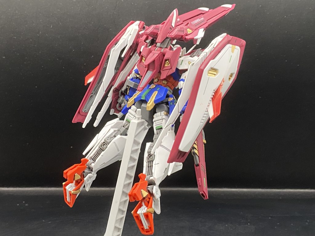 全身を前後からジェミナスからパーツ変更も多く印象はだいぶ変わりますが随所にジェミナスらしさがあるので後継機っぽい印象です