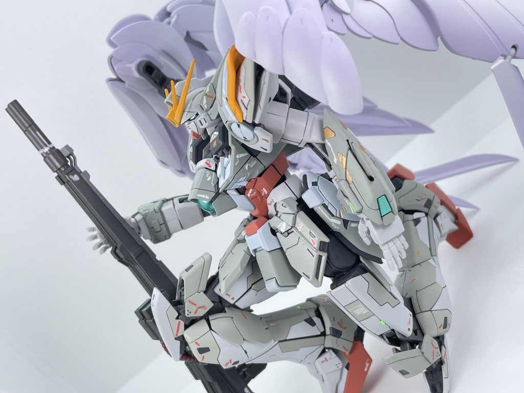 前々から挑戦してみたかったスノーホワイト塗装。ウイングバインダーのグラデーション塗装も思いのほかうまくいったと思います。MGは制作カロリーも中々のものですがやはり完成したら満足感がヤバいですね!個人的には今年一のクオリティになったと思います