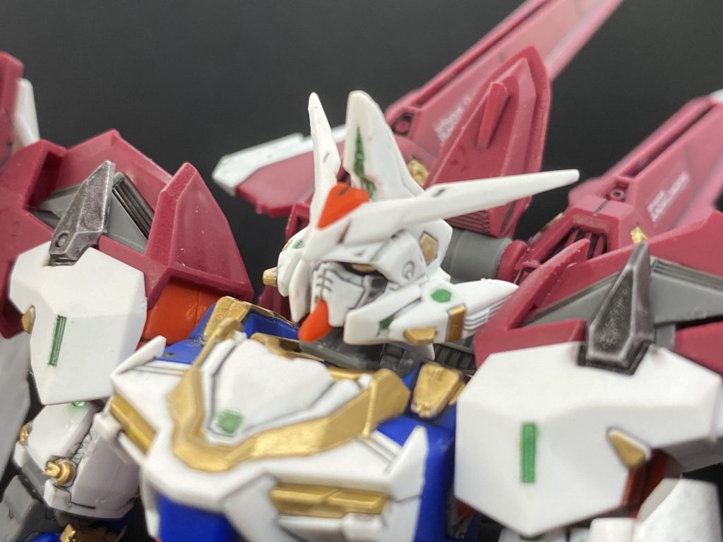 部分塗装にスミ入れと付属のデカールを少し使用して最後につや消しでフィニッシュ全体的に差し色を加えた感じに部分塗装しました!結構元の印象は残したまま豪華にできたんではないかと思います