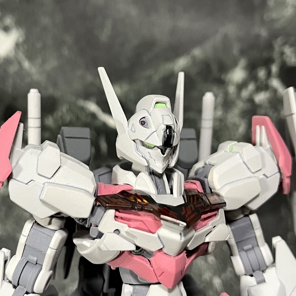 ガンダムの記号が薄い頭部でもガンダムと言われるとガンダムに見える不思議なデザイン