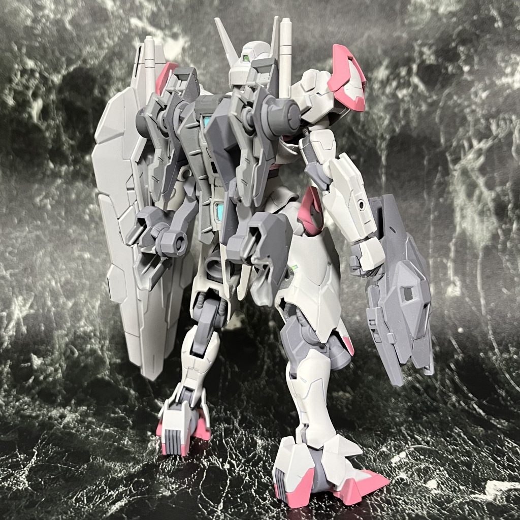 腕側面の穴に さらに小さい穴パーツを埋め込み