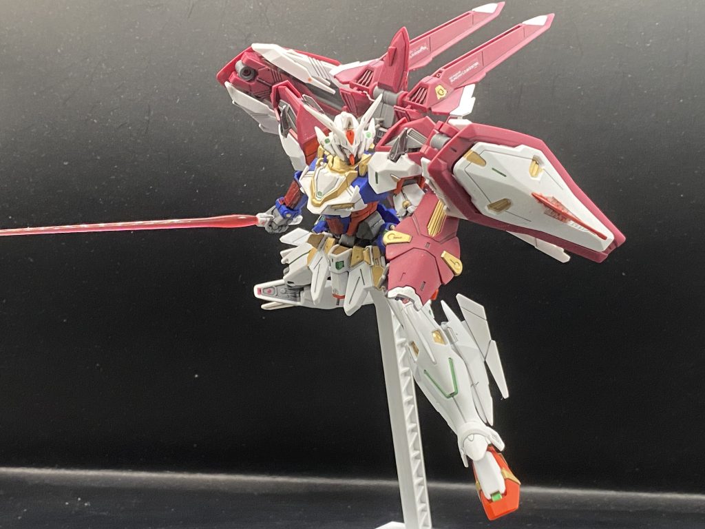 ビームソードを構えてポーズ肩部のリアクターユニットはずらせるので結構色んなポーズがとれます