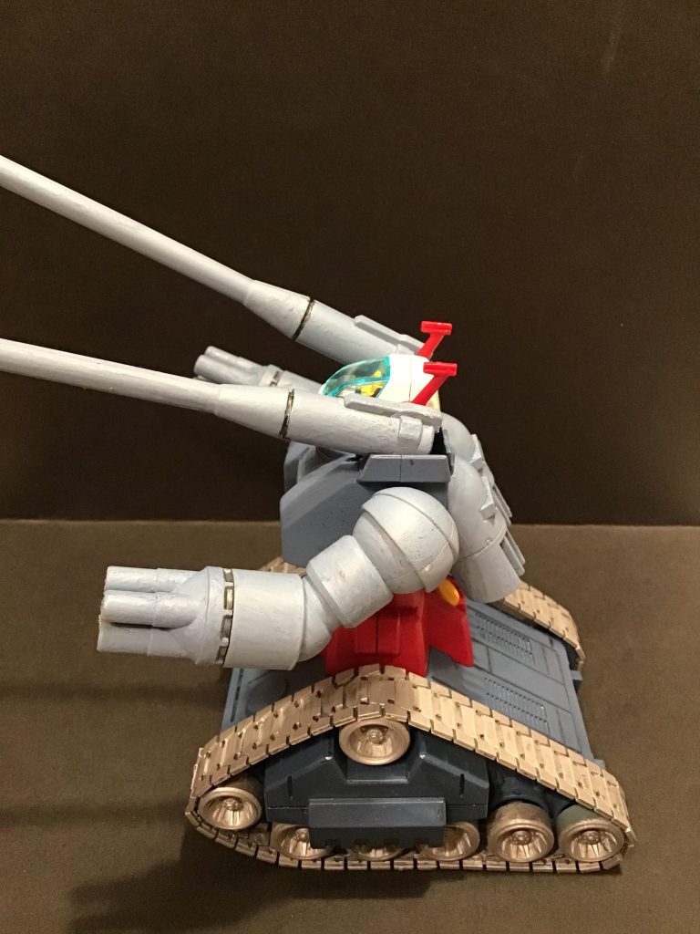 ガンプラと戦車の２つを同時に製作するお得感を感じました。キャタピラーは下塗りでシルバー塗装したところ、このままでいこうと路線変更。