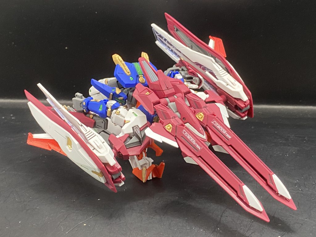 高速飛行形態リデザインされたおかげで元のジェミナスがうつ伏せで寝てるだけの状態からかっこいい変形に変わっています!