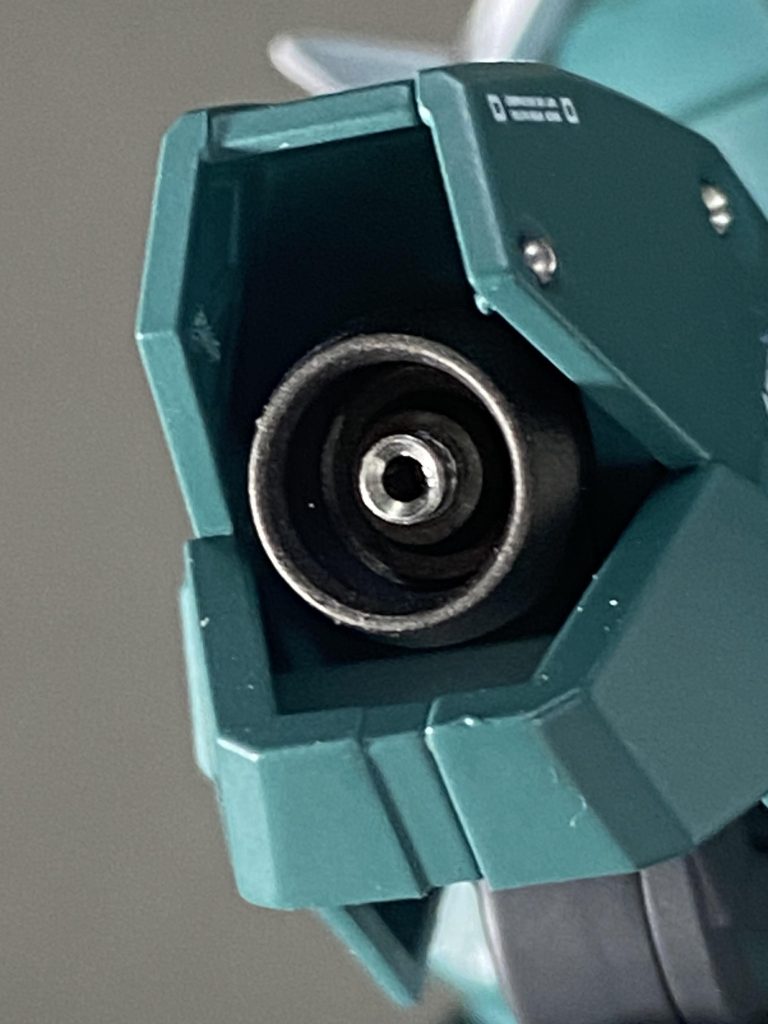 肩のスラスターもメタルノズルを埋め込みしています。