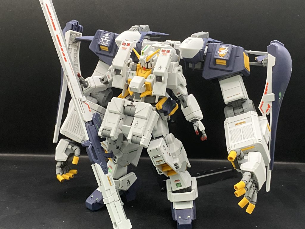 設定画のポーズTRシリーズは長モノ武器を手で構えるのがよく似合います