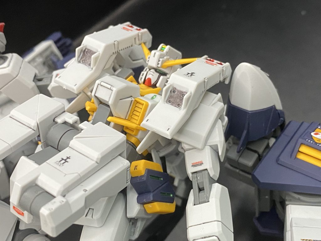 という訳でギガンティックアーム装備でした部分塗装に水転写デカール、スミ入れと合わせ目消しにつや消しでフィニッシュ初めてまともに合わせ目消し頑張りましたが綺麗に消えていると達成感がダンチですね合わせ目の多いキットは積極的にやってこうかなと思いました