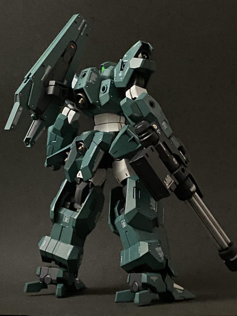 腰、背中などのメインスラスターは、メタルノズルとメタルパイプにて多重構造化しています。