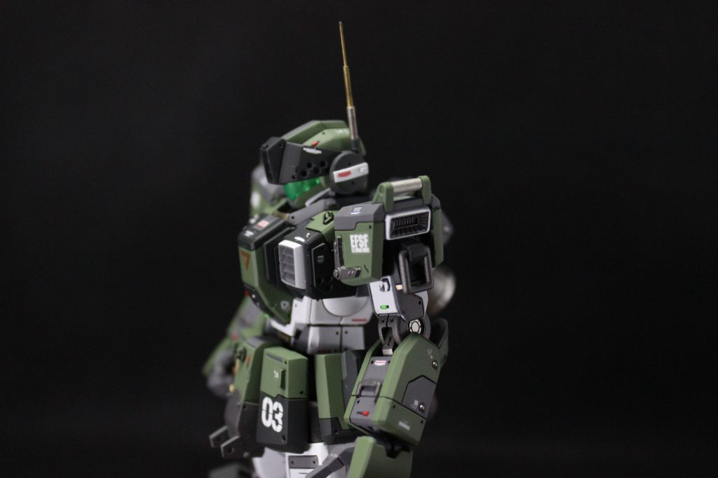 肩、腕の改造です。肩アーマーのパイプの部分が欲しくて陸ジム肩を使用しましたが、肩スラスターがなかったのでウェーブのスラスターを使用。今回スラスター系は全てガンメタと白で統一しました。また、エッジの丸みが気になったのでこちらもうすうす攻撃。いつもはディテールアップパーツはあまり加工しないのですが、ここもちょっとこだわるだけで全然違いますね。あとは肩正面のL字のパーツもAFVから持ってきたり、肘関節にエッジングパーツ入れてみたりくらいですかね。