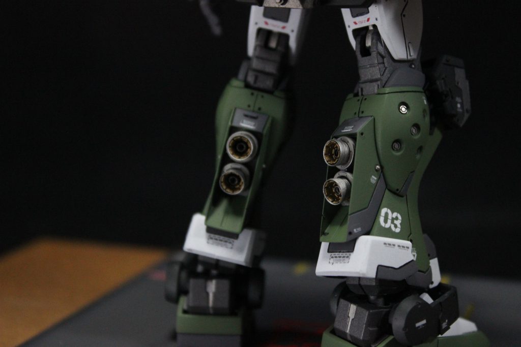 続いて脚(裏面です)ここだけ2部構成にしたりと、どうやらガンプラに限り自分は脚フェチということがわかってきちゃいました。ふくらはぎ側面はもともとある丸モールドを掘り込み、エッジングパーツを入れました。脚バーニアはもともとのバーニアを基部にして、エッジングパーツの輪っかを接着してから、あすぱら模型さんの火花2を使用しました。この後ろからの足だけでお酒飲めますね。白いパーツは足首の関節を隠すためにEGのガンダムとかからパーツ取ってきました。