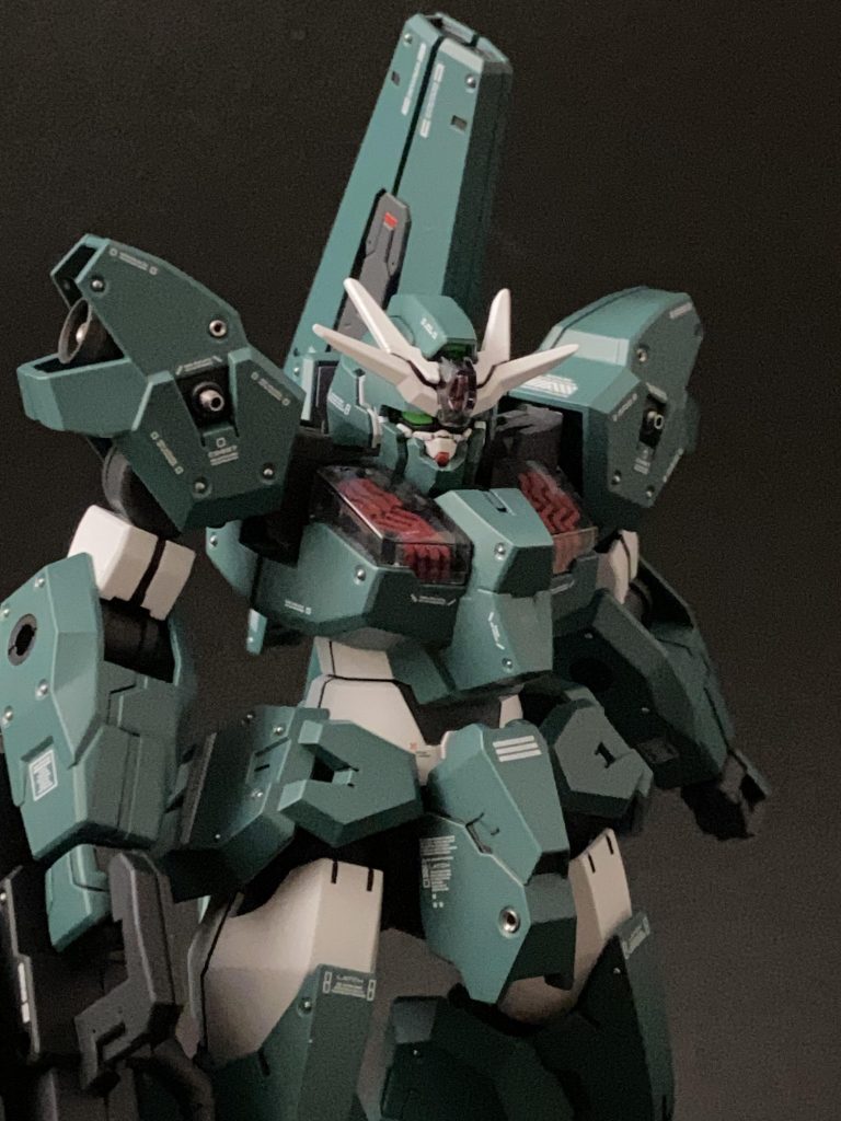 肩のビームバルカンにメタルノズルを埋め込み、ビームバルカンのマズルに重量感を出してます。肩と腰に、小型スラスターを追加しています。