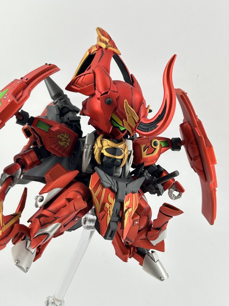 塗装は、下地にスターブライトゴールドで塗装した後、水性のクリアレッドで好みの色合いになるまで重ねていくキャンディ塗装をしました。さらに部分的にマジックリンでクリアレッドを剥がし、金の部分を露出させ塗り分けしました。黒はグラファイトブラックに、装甲裏や角部分をつや消しブラック。シルバーをスターブライトジュラルミン、緑はGXメタルイエローグリーンで塗りました。