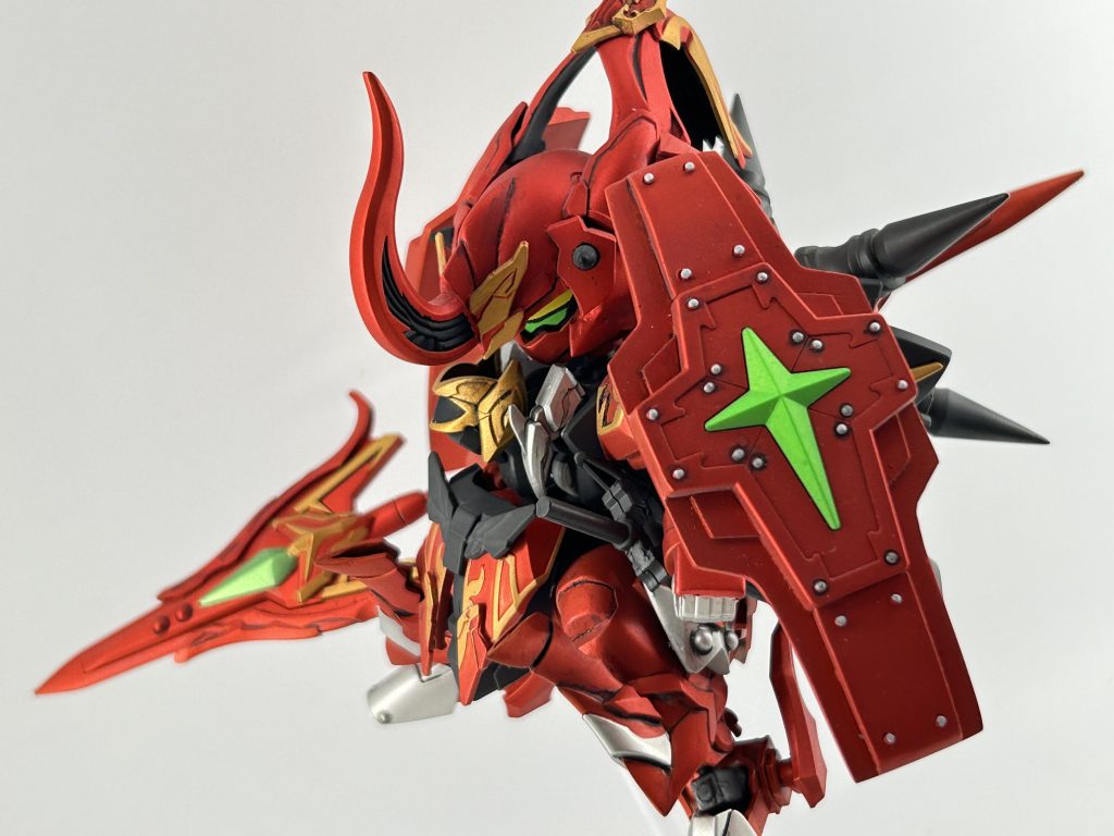 シールドは力の盾をベースにプラ板で作成しました。槍はHGダリルバルデの物に、SDのパーツをミキシングしてディテールを増やしました。