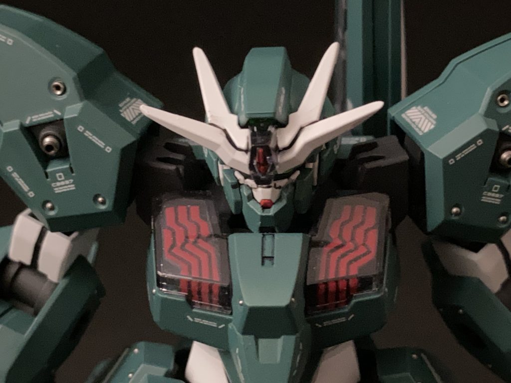 シェルユニットの部分は、付属のシールを使わず明るめの赤で塗装しています。