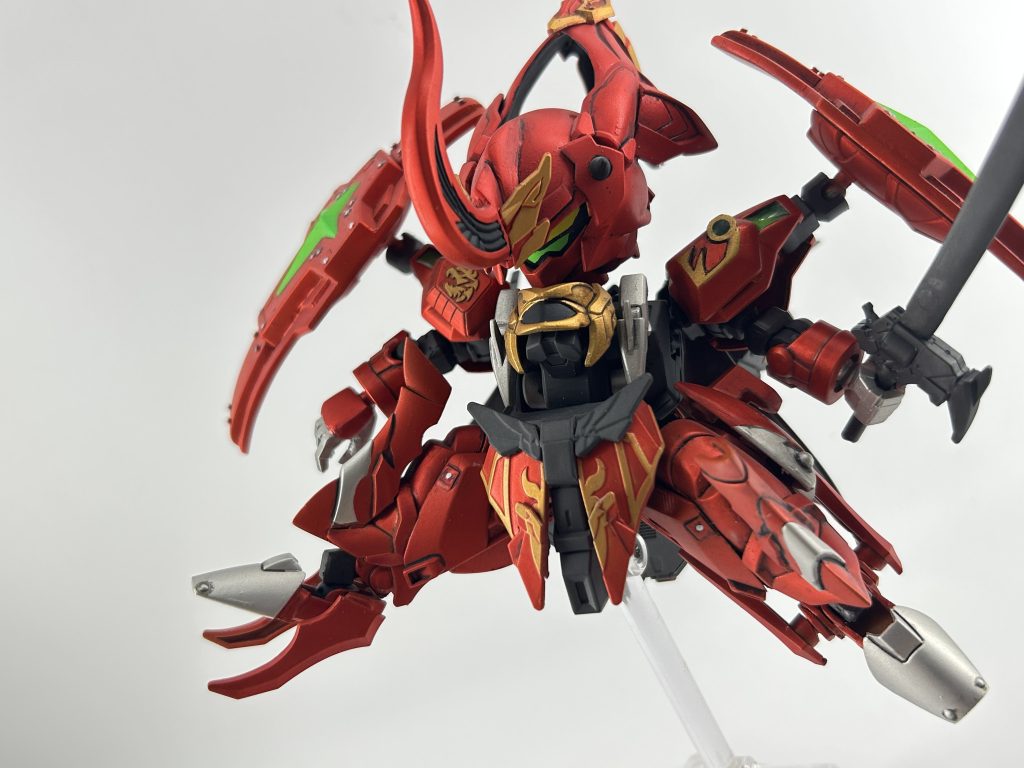 シャクルクロウモチーフの足は踵の刃を展開出来ます。