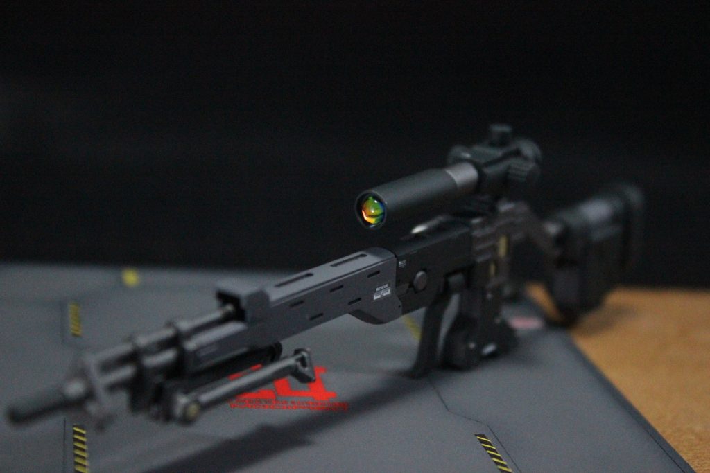 珍しく武器単体でも。展示するときにライフルを立てかけた形での立ち姿をイメージしていたのでライフルは大きく、かつかっこよくなければなりません。ガンダムベース限定の武器セットを使い、3種類暗いパターン選べるんですが、立ち姿とのバランスでこのパターンを選びました。パーツ分割が優秀で塗り分けが楽だったので大きな改造はせず、スコープに偏光シール、レジン程度です。