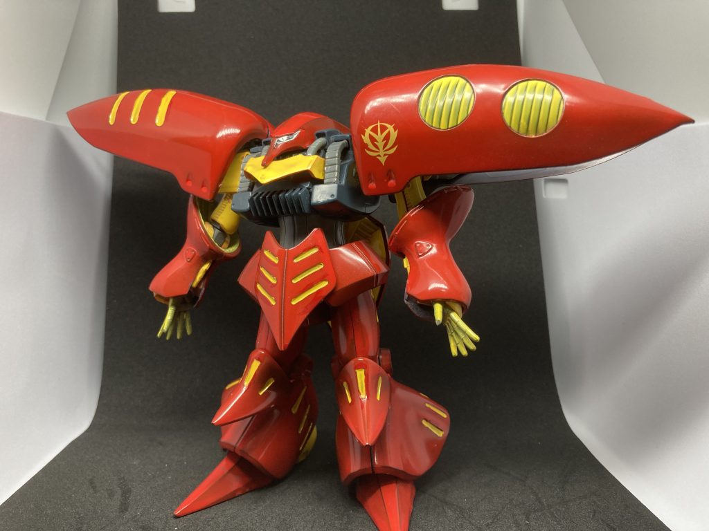 はい、この機体と制作の年数で察しの付いた方もいるかもですが、この機体近年プレバンで販売されたものではなく、HGUCの旧キュベレイMk-Ⅱ(紫)を塗装してつくりました\\\\٩( 'ω' )و ////プルツーが大好きだったボクは当時エクストラフィニッシュ(?)版しか無かったキュベレイMk-Ⅱ(赤)が欲しく、MIAやmgではあったのですがやはりHGが欲しい 。゚(゚∩´﹏`∩゚)゚。 そこで一から塗る事にしたのですが、全塗装がアイや関節も塗装する事なのか表面を全面的に塗れば全塗装なのかなんとも言えなかったのですが、まぁほぼ全部塗装しているので全塗装という事で今回は許してください( ̄▽ ̄;)