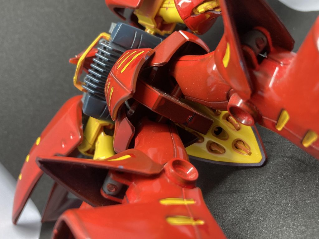 旧HGUCなので台座の穴がありません、ホントはキュベレイのファンネルキットでファンネルを飛ばそうと思ったのですが、うまく付かなくて断念 。゚(゚∩´﹏`∩゚)゚。