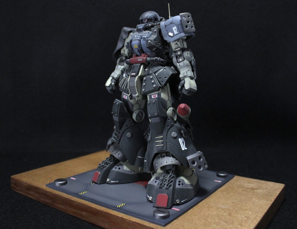 今回のコンセプトは「現地改修」です。08小隊に登場したザクはあそこでシローにやられてましたが、おそらく1体だけではなく他の機体も作られていただろうと考え、その機体が各地の戦場で改修を繰り返され終戦直前のアフリカに集められた。というような妄想をしています。カラーリングは設定をある程度守りながら本来紫の部分はデザートカラーを調色して立ち上げ塗装風にあえてムラが出るように吹いてます。他の色はNATOブラックとインターミディエートブルーと、いつものスタメンカラーですね。関節部分や装甲パーツはガンメタサフで一発の部分がほとんどですが、一部塗り分けでフィニッシャーズのライトガンメタルを使用しました。