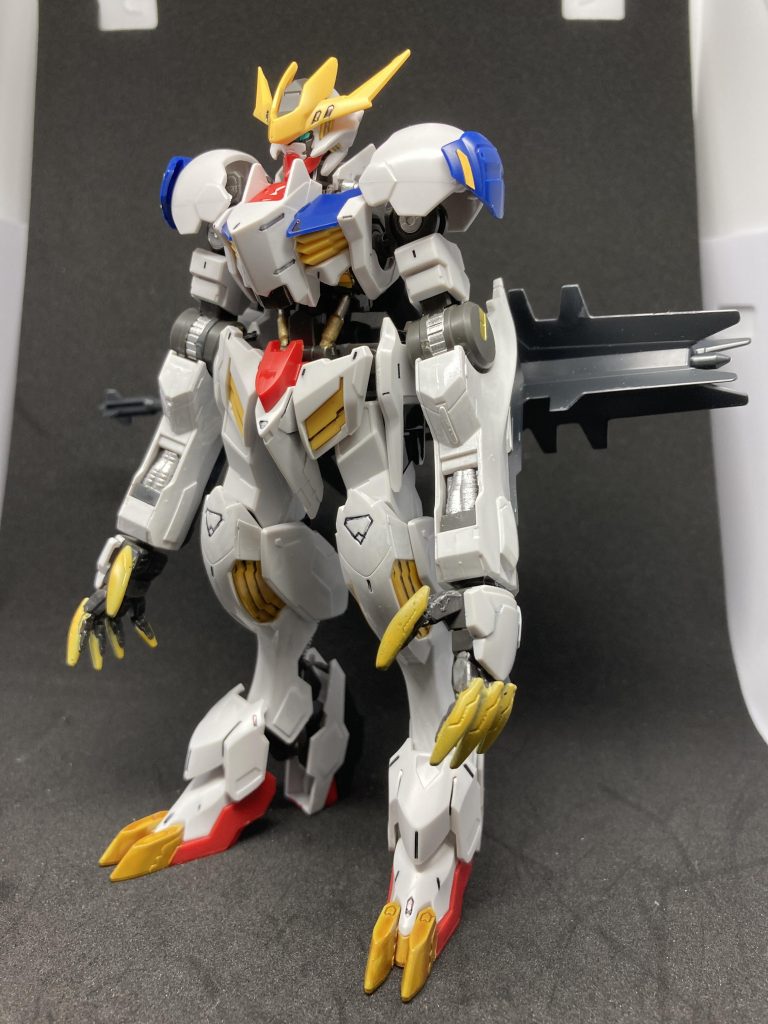 今回は白の部分も手足を塗装、ガンダムフレームも見えない部分含め一部塗装です(*´꒳`*)シルエットがカッコ良すぎてかっこいい(語彙力)