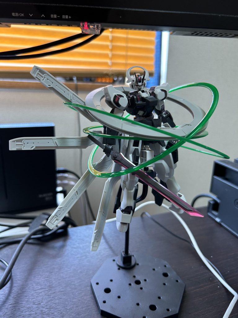 制作の過程ではビームブレードをそのまま利用してヴォワチュール・リュミエールの光輪を居合斬りのエフェクトに見立てる案もありました。シース形態の鞘が大きすぎるので断念。この頃は鞘を腰に据えられるようにガーディアンは腰につける予定でした。