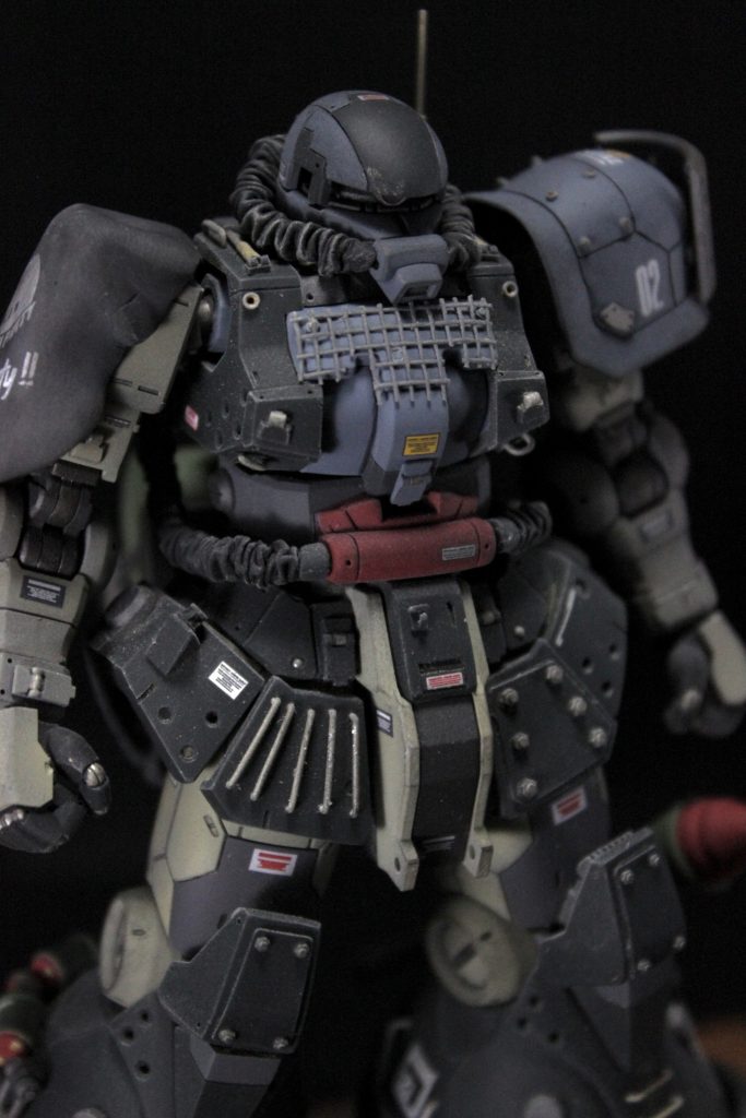 おまけ デカールについてプロモデラーのコジマ大隊長さんとお話しする機会があり、その中でデカールに関しての気づきがあったので、今回はその実験として「ここのボルトは気をつけて閉めろよ!」みたいな超細かいデカールは貼らずに、遠くからみた時にも気づくようなマーキングだったり、大きめのコーションマークに絞って貼ってみることにしました。お台場のユニコーンガンダムとか見に行って、近くで見て、「おぉ!こんなにコーションマークいっぱい入ってるのか!」って思うけど、遠くからみた時にはそれには気づかないよね?144ってそれくらいのスケール感だよねぇ〜みたいな話でハッとしたので実験してみましたが、結構いい感じかもしれないと、個人的には大きな気づきとなりました。