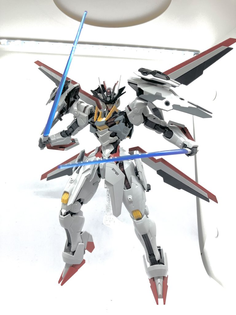 近接戦闘では二刀流のビームサーベルを駆使して戦闘を行い機体を行動不能にするパイロットは一切傷つけない